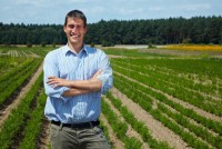 /album/tipos-de-riego/agricultor-frente-a-sus-campos-jpg/